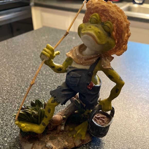 Frog w/ straw hat fishing. - Picture 1 of 6